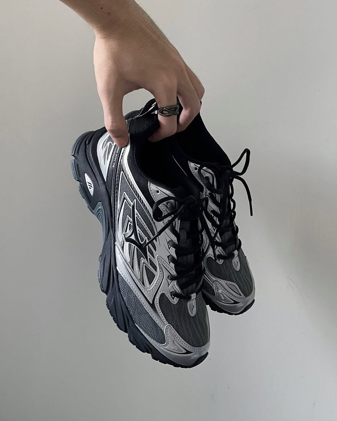Mizuno Fiyi 2K ‘Black Metallic Silver’
